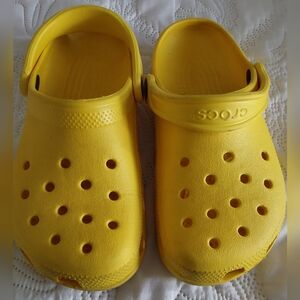 Crocs Lightweight Slip On Clogs Bright Yellow, Women's 7 Shoes